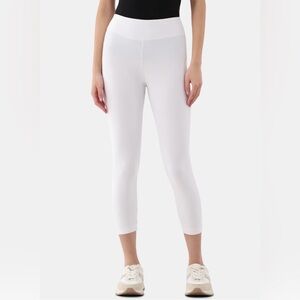 NWT - Women's White Capri / Cropped Leggings.